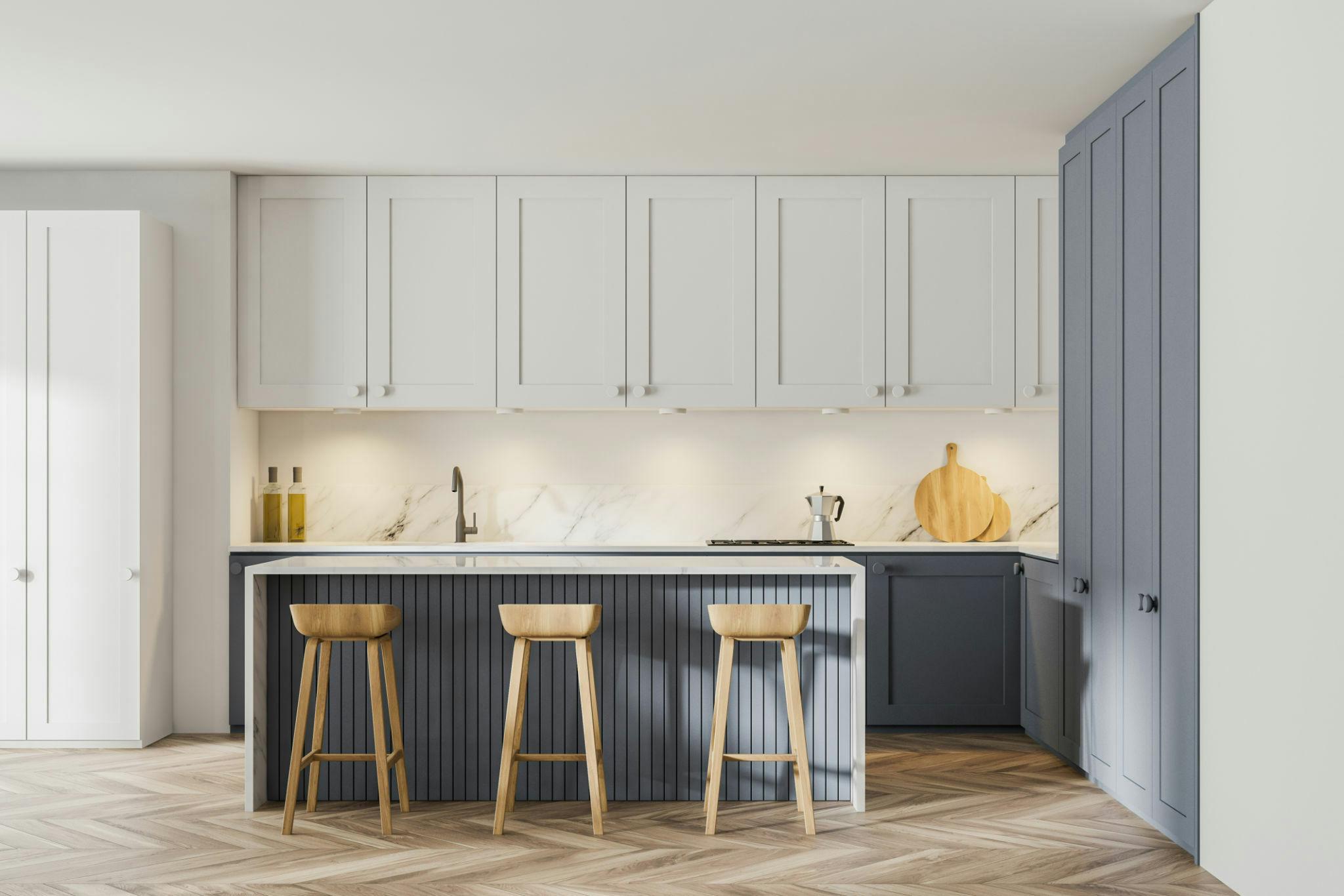 Reforma de cocina con muebles en blanco y gris